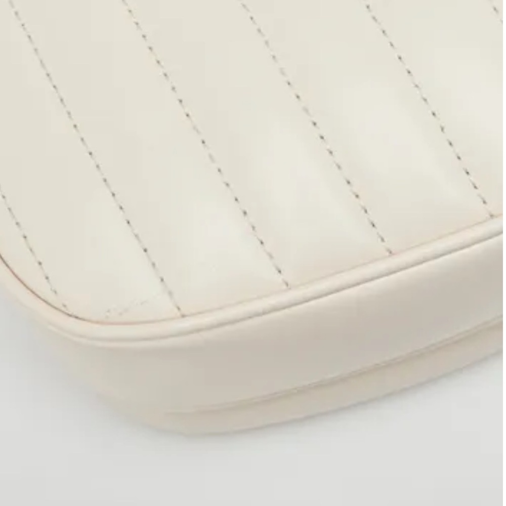 New! GUCCI
White Quilted Leather
Interlocking G Mini Heart
Crossbody Bag - Picture 11 of 12